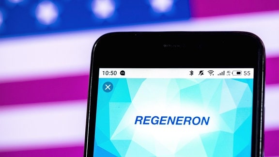 Das Firmenlogo von Regeneron Biotechnology wird auf einem Smartphone angezeigt. 
