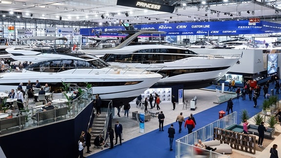 Luxusyachten auf der Messe boot.