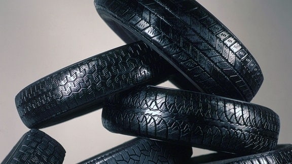 Studioaufnahme eines Stapels Reifen.