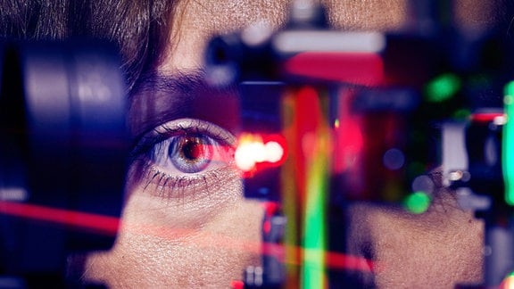 Die Studienautorin Jenny L. Reiniger bei der Messung am Laser-Ophthalmoskop.