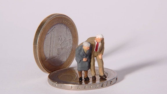 Illustration - Figur eines Rentnerpaares steht gebückt vor Eurostücken