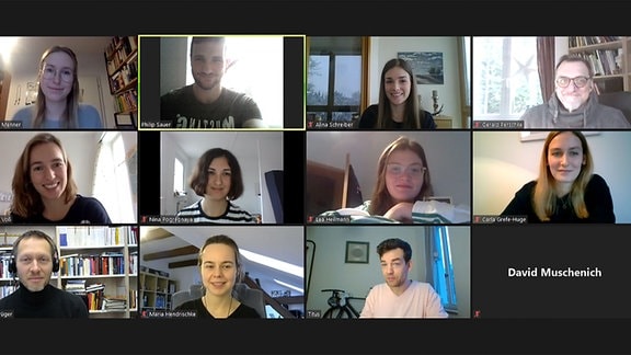 Screenshot: Verschiedene Webcam-Bilder mit verschiedenen Frauen und Männern in einer Videokonferenz