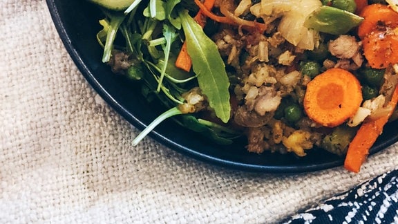 Ein Teller mit buntem Gemüse und Reis