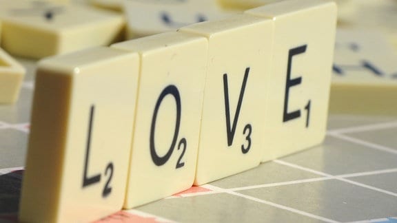 Spielsteine wo "LOVE" drauf steht