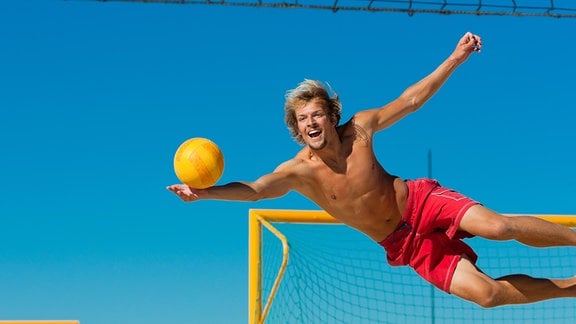 Ein Mann spielt Volleyball