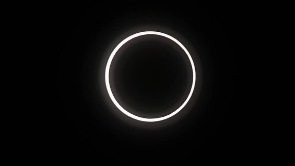 Eine ringförmige Sonnenfinsternis am Himmel.