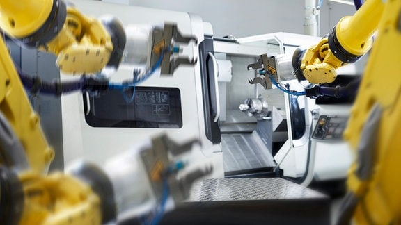 Gelbe Roboterame in einer Fabrik