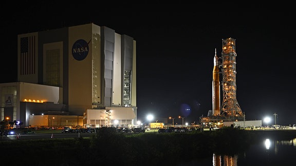Die SLS-Rakete und das Orion-Raumschiff der NASA rollen am Dienstag, den 16. August 2022, vom Vehicle Assembly Building zum Komplex 39B im Kennedy Space Center in Florida.