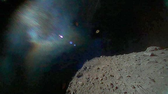 Dieses Farbbild wurde unmittelbar nach der Trennung von der Raumsonde aufgenommen. Die Oberfläche von Ryugu ist unten rechts zu sehen. 