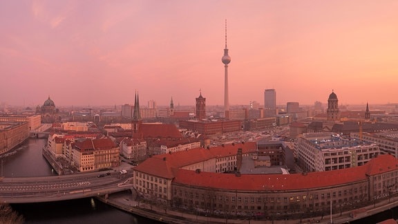 Eine besondere Lichtstimmung färbt den Himmel über Berlin mit dem Sonnenaufgang ein