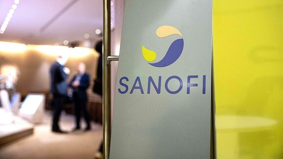Das Sanofi-Logo an einer Tür