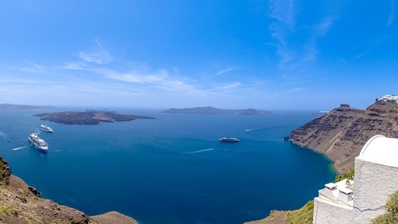 Malerischer Panoramablick auf das Meer der Insel Santorini vom oberen Aussichtspunkt des Dorfes Fira.