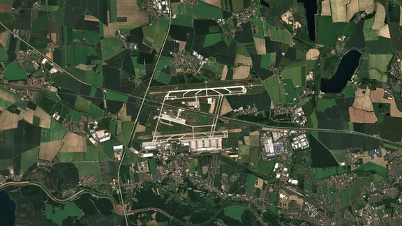 Satellitenaufnahme des Flughafens Leipzig/Halle vom 18. August 2021 mit grünen Wiesen in der Umgebung.
