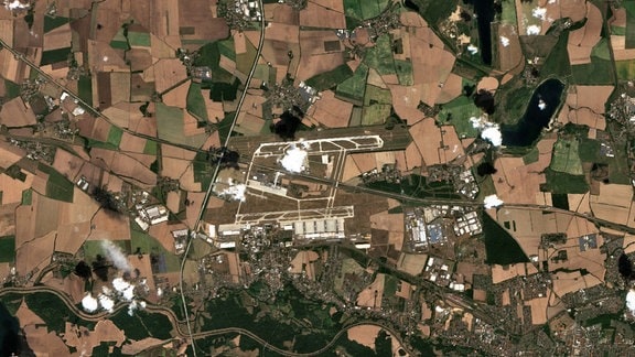 Satellitenaufnahme des Flughafens Leipzig/Halle vom 18. August 2022 mit braunen und gelben Flächen in der Umgebung