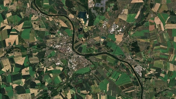 Satellitenaufnahme der Stadt Riesa vom 18. August 2021 mit grünen Wiesen und Feldern in der Umgebung.