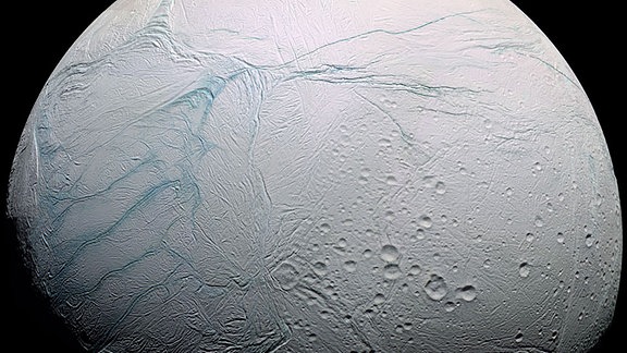 Aufnahme des Saturnmondes Enceladus durch die Cassini Raumsonde