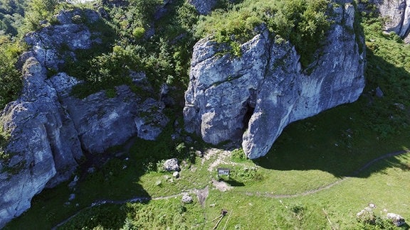 Luftaufnahme der Stajnia-Höhle in Polen.
