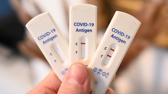 Antigen-Tests mit den drei möglichen Ergebnissen