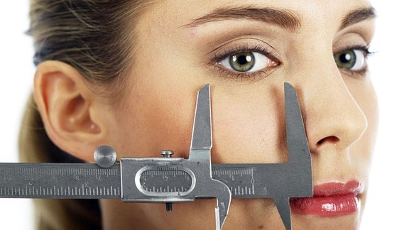 Symbolbild - Messung der Augenbreite bei einer jungen Frau
