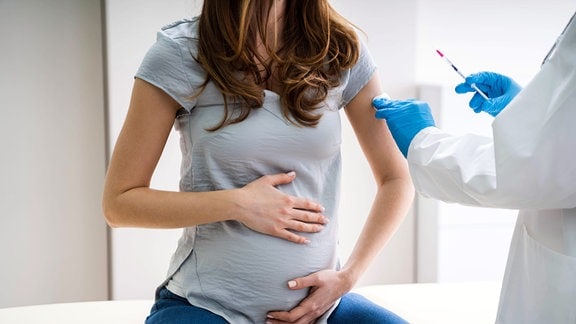 Schwangere bekommt eine Corona Impfung