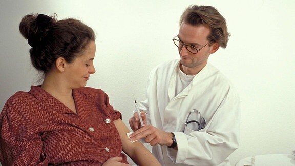 Patientin bekommt von Arzt eine Injektion