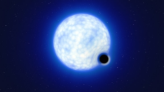 Ein blauer leuchtender, kugelrunder Stern, im Vordergrund eine schwarze Kugel, die ein Schwarzes Loch darstellt.