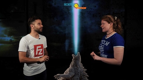 Science-vs-Fiction-Moderator Jack Pop mit Physikerin Anne-Dorette Ziems beim Dreh der Godzilla-Folge