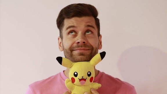 Science-vs-Fiction-Presenter Jack Pop mit einem Pikachu