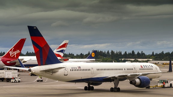 Flugzeuge der Delta-Airlines auf dem Flugplatz