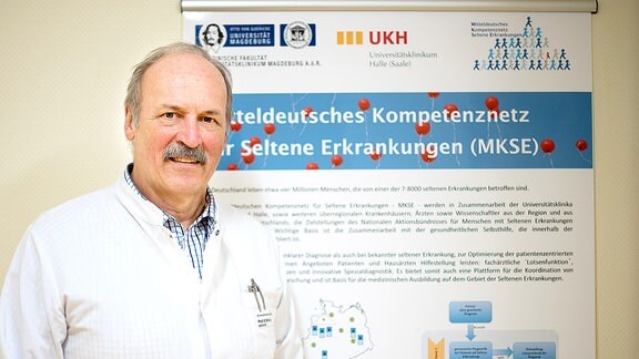 Prof. Klaus Mohnike mit Tafel