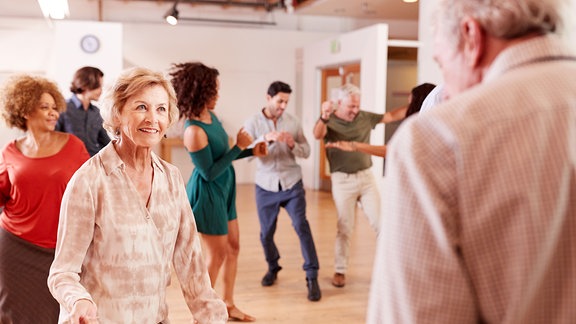 Senioren beim tanzen 