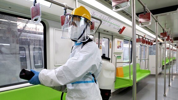 Ein Mann desinfiziert einen U-Bahn-Wagon