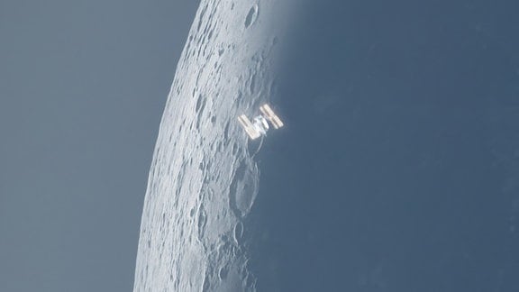 Dieses atmosphärische Bild zeigt die Internationale Raumstation (ISS) beim Transit einer sehr schlanken abnehmenden Mondsichel am helllichten Tag. Der Fotograf verwendete zwei Kameras und zwei Teleskope, um einen Luminanzrahmen mit der ISS und die Szene in Farbe aufzunehmen. Der ISS-Transit wurde mit einer Monochrom-Kamera als RAW-Video aufgenommen, während eine Farbkamera gleichzeitig Aufnahmen machte, um die richtigen Farben zu erhalten. Dann wurden die beiden Bilder zusammengemischt, um die Szene zu vervollständigen.