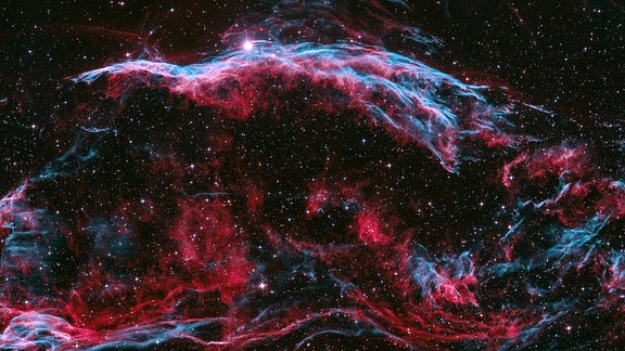 Der Cirrusnebel-Komplex ist der Überrest einer riesigen Supernova-Explosion. Dieses Bild zeigt nur einen Teil des Komplexes, da der gesamte Nebel etwa den 6-fachen Durchmesser des Vollmondes hat. Objekte dieser Art lassen sich sehr gut mit Schmalbandfiltern fotografieren. Der Fotograf bearbeitete ein zweifarbiges Foto aus monochromen Bildern der Wasserstoff-Alpha- und Sauerstoff-Emissionen.