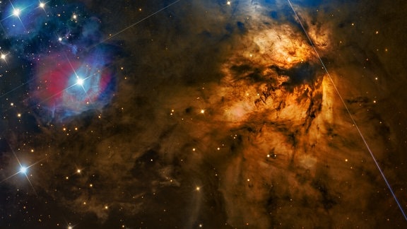 Der Flammennebel, bezeichnet als NGC 2024 und Sh2-277, ist ein Emissionsnebel im Sternbild Orion, der etwa 900 bis 1.500 Lichtjahre von der Erde entfernt ist. Der helle Stern Alnitak (gerade außerhalb des Sichtfeldes oben auf diesem Bild), der östlichste Stern im Gürtel des Orion, strahlt energiereiches ultraviolettes Licht in die Flamme, wodurch Elektronen aus den großen Wolken aus Wasserstoffgas, die sich dort befinden, herausgeschlagen werden. Ein Großteil des Leuchtens entsteht, wenn die Elektronen und der ionisierte Wasserstoff rekombinieren. Zusätzliches dunkles Gas und Staub liegt vor dem hellen Teil des Nebels, und dies ist die Ursache für das dunkle Netzwerk, das im Zentrum des leuchtenden Gases erscheint. Der Flammennebel ist Teil des Orion-Molekülwolkenkomplexes, einer Sternentstehungsregion, zu der auch der berühmte Pferdekopfnebel gehört.