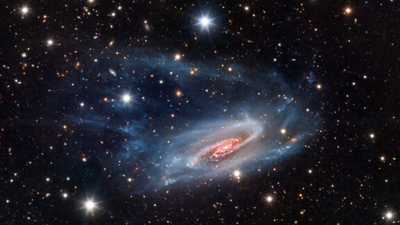 Dies ist ein Bild von NGC 3981. Es handelt sich um eine etwa 65 Millionen Lichtjahre entfernte Spiralgalaxie im Sternbild Becher. Ihr windgepeitschtes Aussehen ist darauf zurückzuführen, dass ihre äußeren Arme durch eine Wechselwirkung mit einer anderen Galaxie abgestreift wurden. Die Galaxie ist Teil der Gruppe NGC 4038, zu der auch die bekannten wechselwirkenden Antennengalaxien gehören.