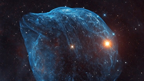 Dies ist eine zweifarbige (HOO) Aufnahme des Delfin-Nebels, auch als Sharpless 308 (Sh2-308) bezeichnet, der eine H-II-Region im Zentrum des Sternbildes Großer Hund ist. Dies ist eines der Lieblingsbilder des Fotografen und es zeigt auf bemerkenswerte Weise, wie interstellare Winde und Kräfte diese perfekte kosmische Blase im Weltraum geschaffen haben. Der Stern, der für die Entstehung dieser kosmischen Blase verantwortlich ist, ist der helle Stern nahe dem Zentrum des Nebels.