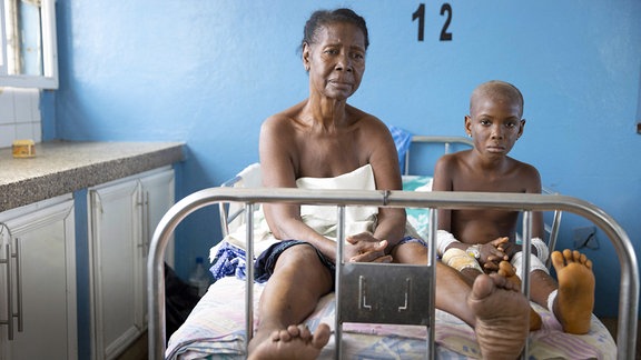 Grossmutter und kleine Patientin im Princess Christian Hospital in Sierra Leone, Freetown