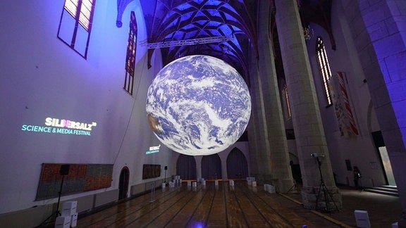 Eine 8 Meter große Erdkugel als Installation auf dem Silbersalzfestival in Halle