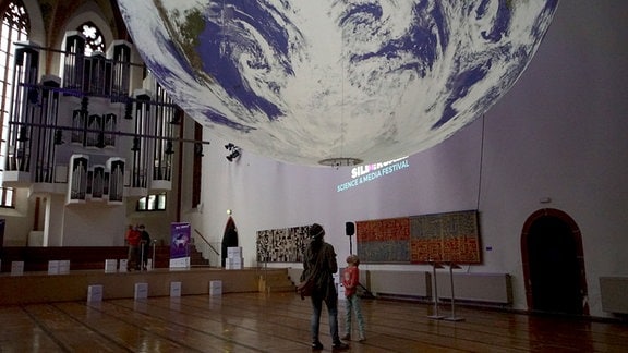 Eine 8 Meter große Erdkugel als Installation auf dem Silbersalzfestival in Halle