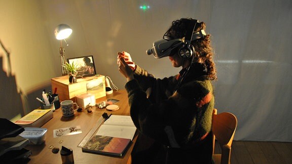 Emma Roberts demonstriert die von der Künstlerin und ihrem Partner konzipierte Mixed-Reality-Experience "Jamais Vu: Turbulence". Sie ist Teil der Ausstellungen des Silbersalz Festival 2023. 