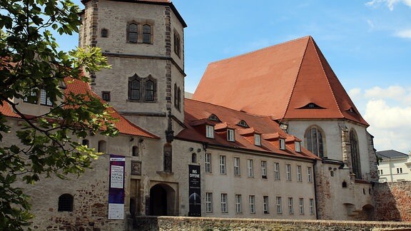 Das Kunstmuseum Moritzburg bei blauem Himmeln.