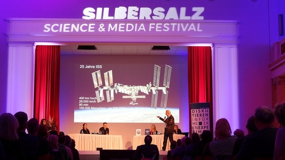 Teilnehmer beim Silbersalz-Festival in Halle.