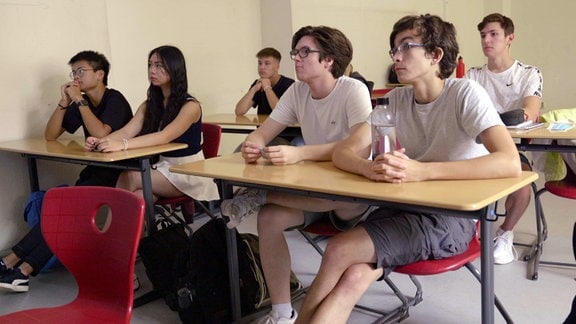 Schüler und Schülerinnen in einem Klassenzimmer