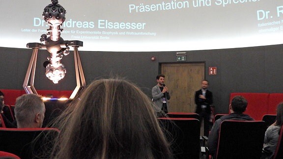 Veranstaltung im Planetarium in Halle am zweiten Tag von Silbersalz 23: Die Wissenschaftler Riccardo Giovanni Urso (l.) und Andreas Elsäßer (r.)
