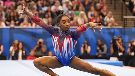 Simone Biles beim Bodenturnen während der Gymnastics U.S. Olympic Trials 2024