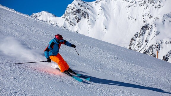 Nahaufnahme von einem guten Skifahrer in den Alpen