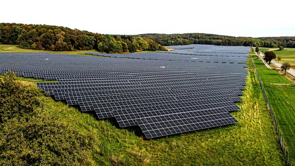 Ein großer Solarpark auf einem Feld.