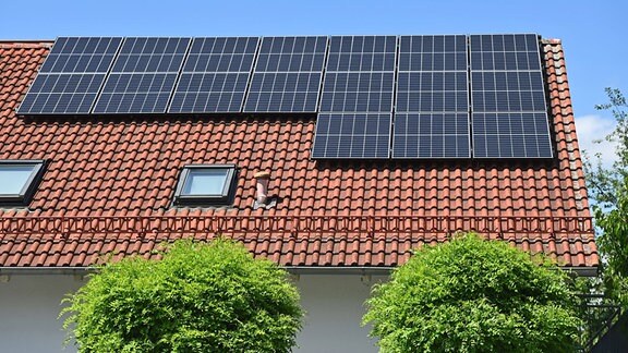 Solarzellen auf einem roten Dach.