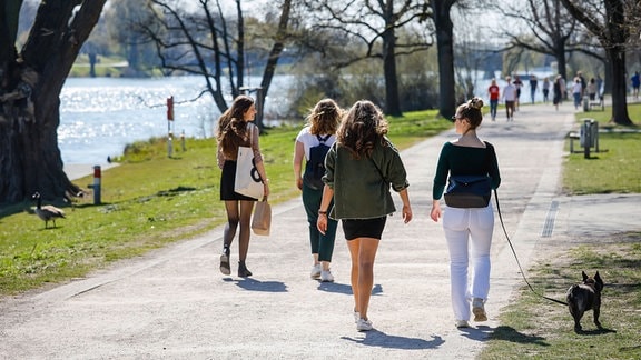 junge Leute spazieren am Aasee unter Einhaltung des Kontaktverbotes